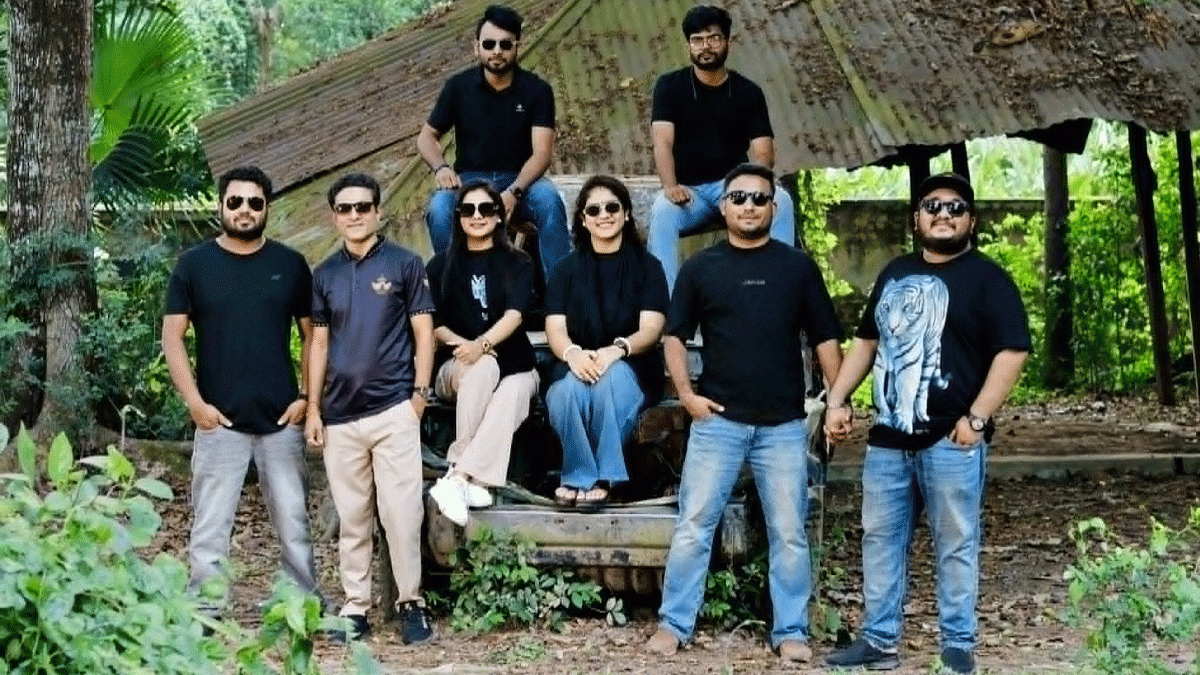 স্টেজে ব্যস্ত  ব্যান্ড ‘নাগরদোলা’
