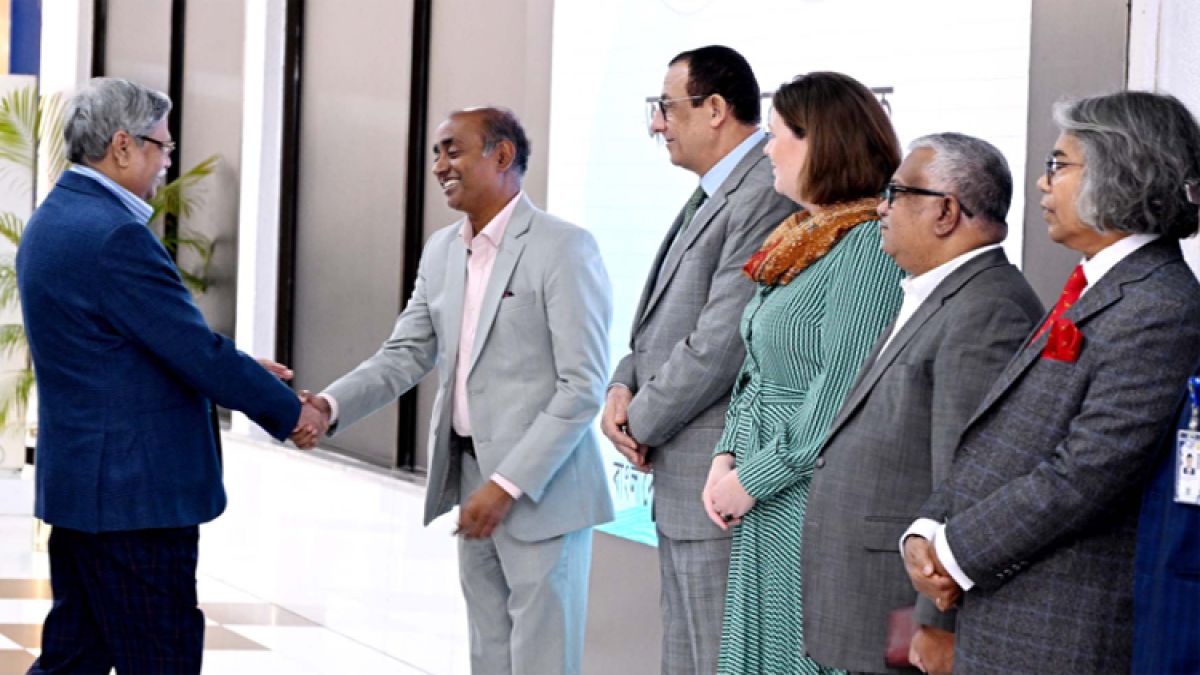 যুক্তরাজ্যে চিকিৎসা শেষে দেশে ফিরলেন রাষ্ট্রপতি