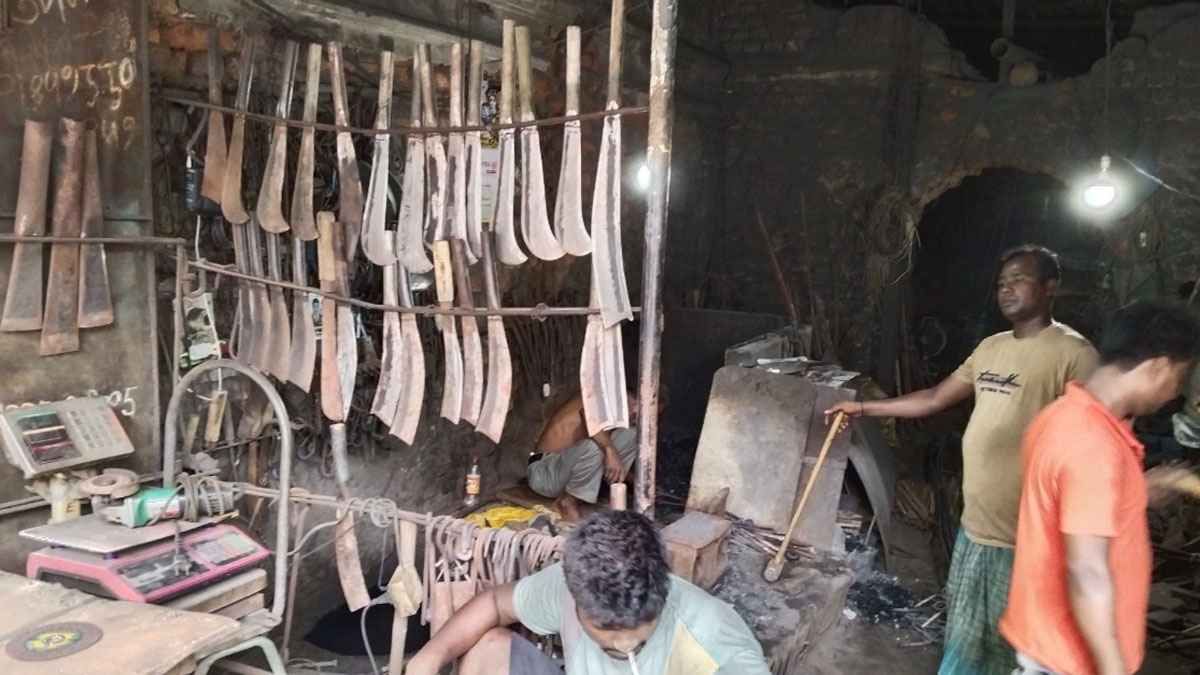 কোরবানির বাজার ধরতে প্রস্তুত  চট্টগ্রামের কামারপল্লী