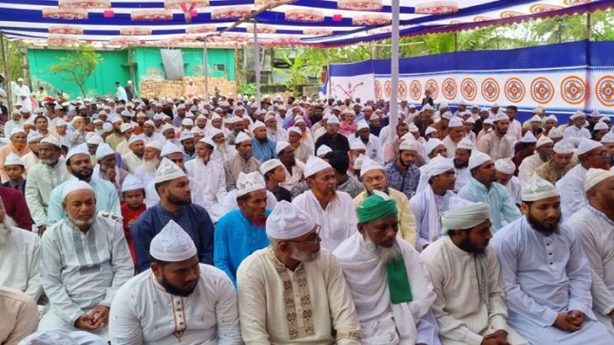 সৌদির সঙ্গে মিল রেখে বিভিন্ন জেলায় ঈদ উদযাপন
