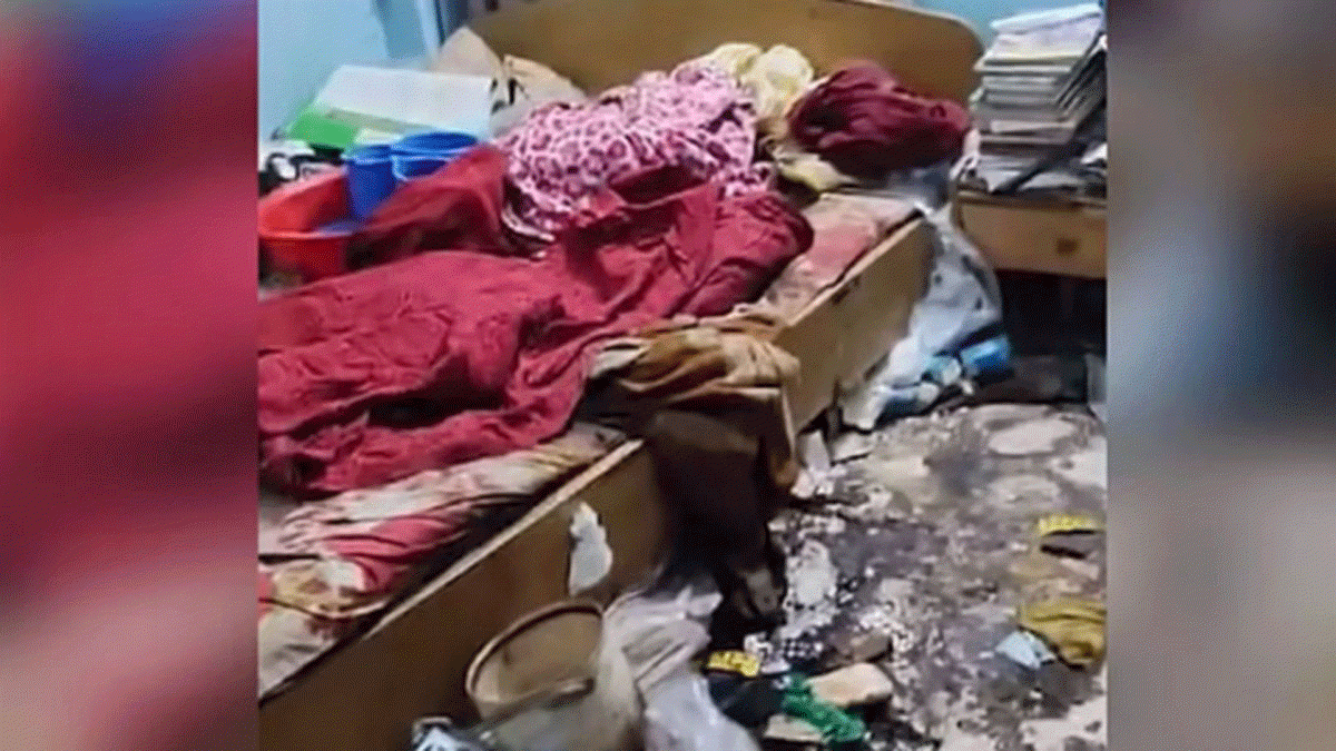 একা ঘরে মায়ের মরদেহে পচন, জানেন না সচিব-শিক্ষক সন্তানরা