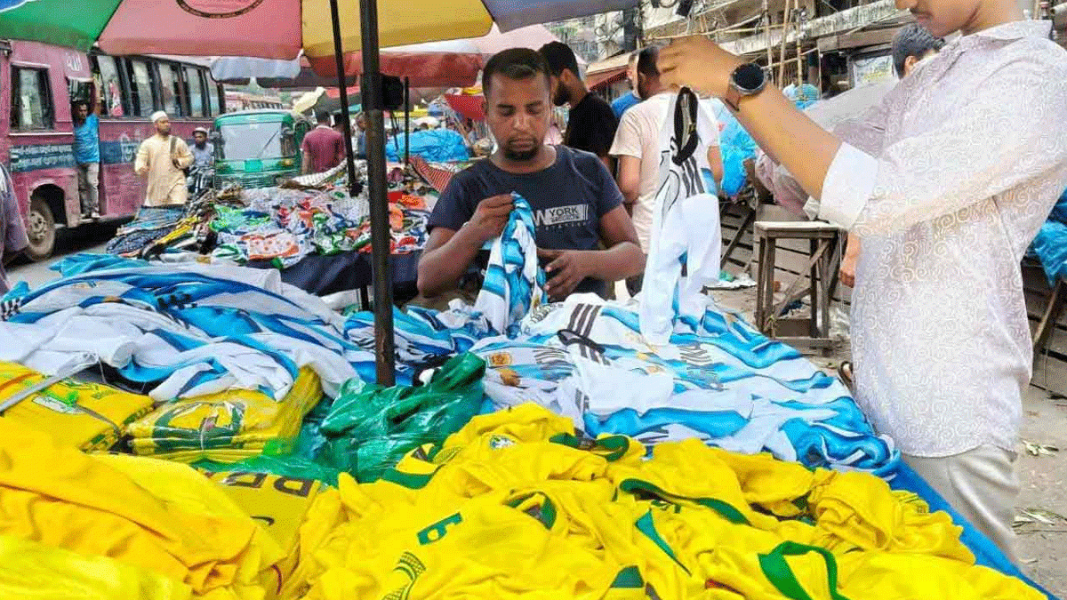 রাজধানীতে জার্সি বিক্রিতে ধুম, এগিয়ে ব্রাজিল-আর্জেন্টিনা