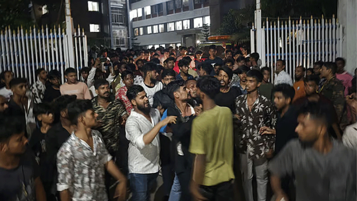 নারায়ণগঞ্জে ছিনতাইকারীর ছুরিকাঘাতে যুবক নিহত, লাশ নিয়ে থানা ঘেরাও