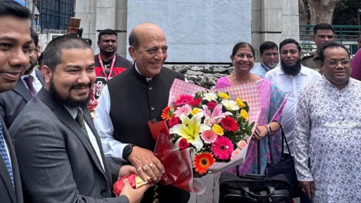 ঢাকায় পৌঁছেছেন ভারতের নতুন হাইকমিশনার দীনেশ ত্রিবেদী