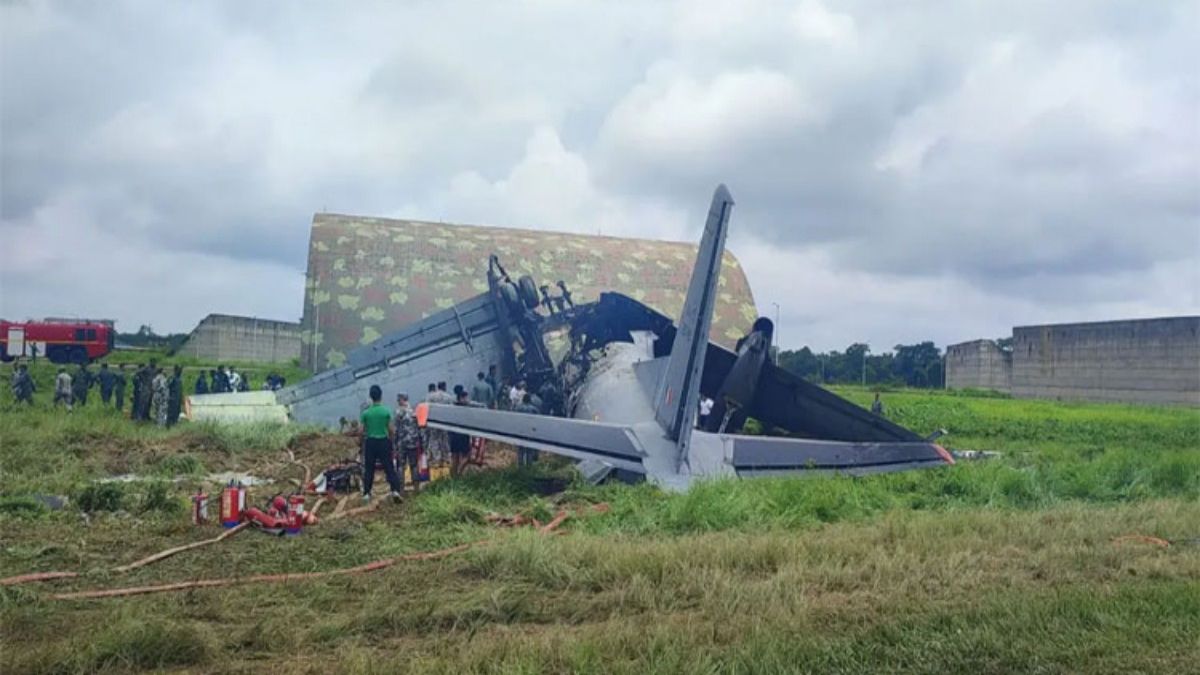 অবতরণের আগমুহূর্তে বিমান বিধ্বস্ত, হতাহতের শঙ্কা