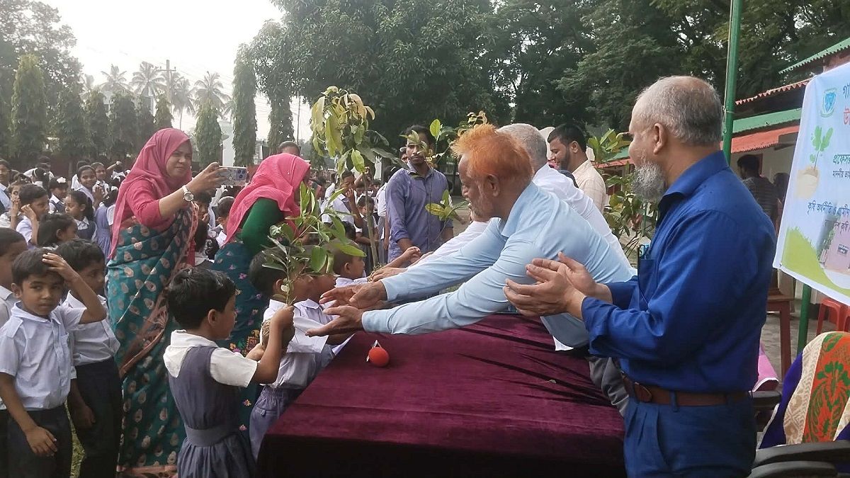 সবুজায়নের বার্তা ছড়াতে বাকৃবিতে বৃক্ষরোপণ কর্মসূচি