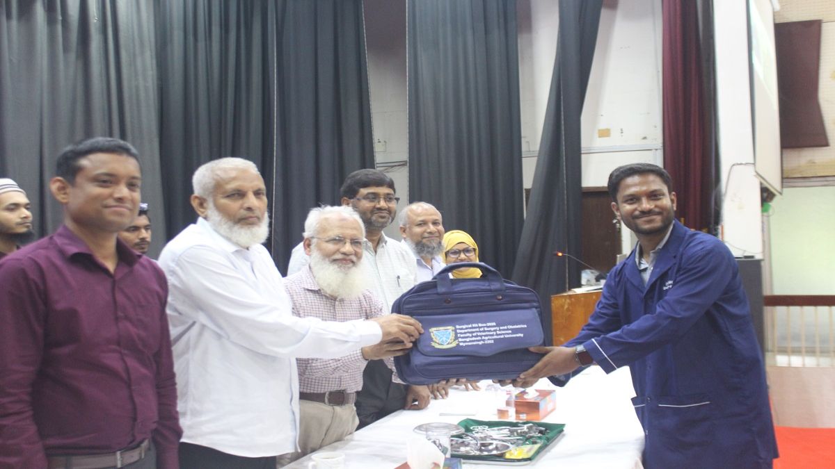 সার্জিক্যাল কিট বক্স পেলেন বাকৃবির ভেটেরিনারি অনুষদের ১৭৭ শিক্ষার্থী
