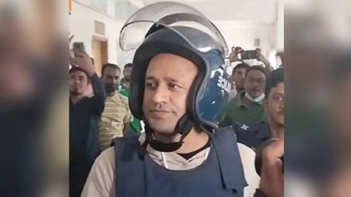 দুই মামলায় ব্যারিস্টার সুমনের জামিন স্থগিত