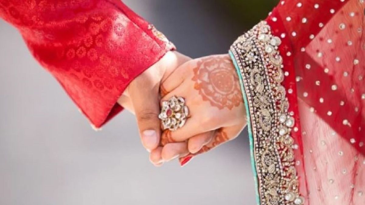 স্ত্রীর আয়ে সংসার পরিচালনা কী জায়েজ?