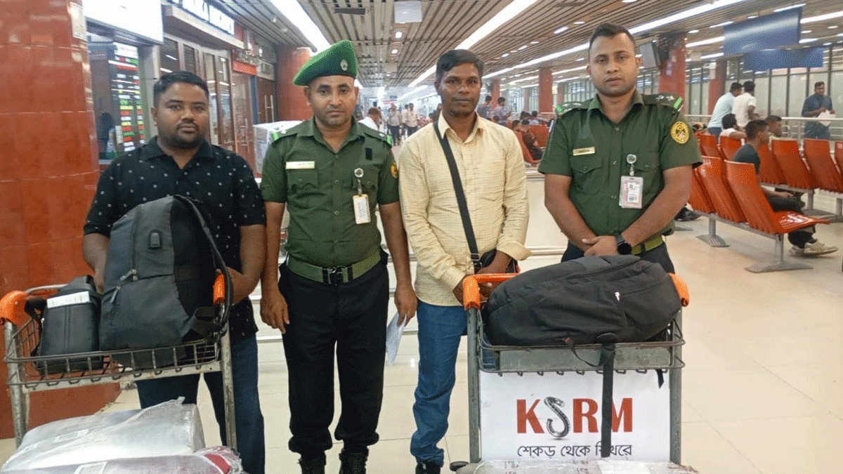 শাহজালাল বিমানবন্দরে আনসার সদস্যদের তৎপরতায় যাত্রীর লাগেজ উদ্ধার