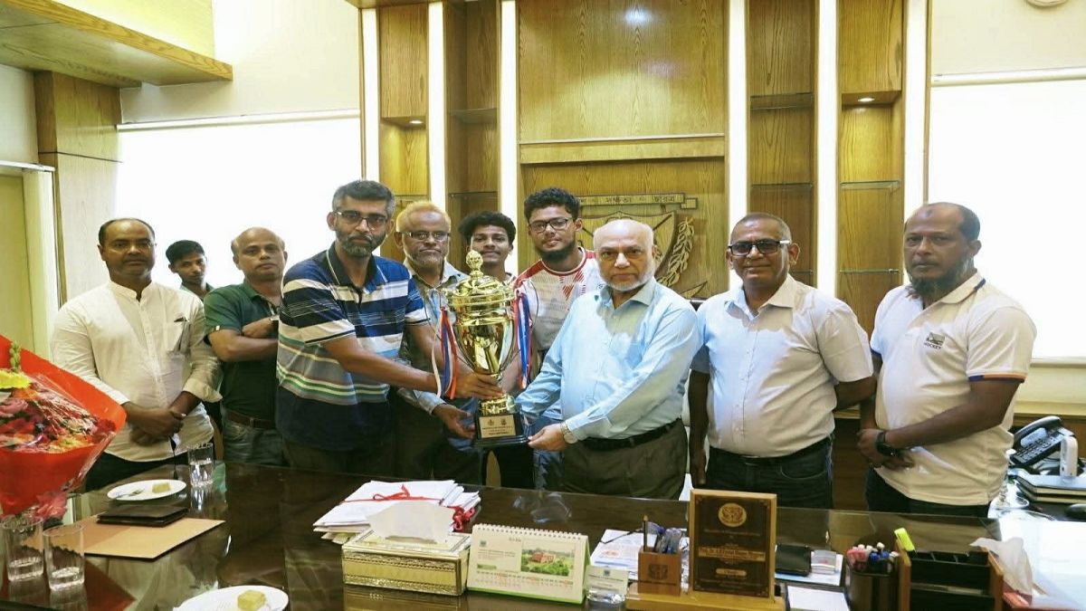 আন্তঃবিশ্ববিদ্যালয় ক্যারাম প্রতিযোগিতায় চ্যাম্পিয়ন দলকে বাকৃবি ভিসির সংবর্ধনা