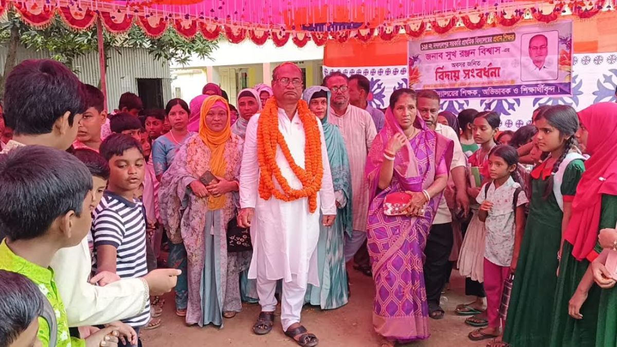 চাঁদপুরে প্রাথমিকের প্রধান শিক্ষকের রাজকীয় বিদায়