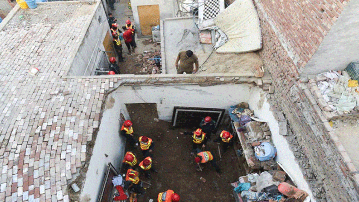 পাকিস্তানে কোচিং সেন্টারের ছাদ ধসে ১৪ শিশু নিহত