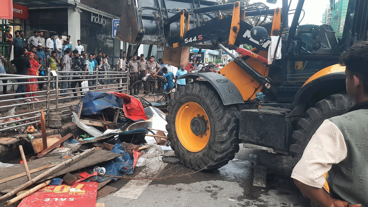 ​ধানমন্ডি কাকলি হাই স্কুলের আশপাশে ডিএসসিসির অভিযান