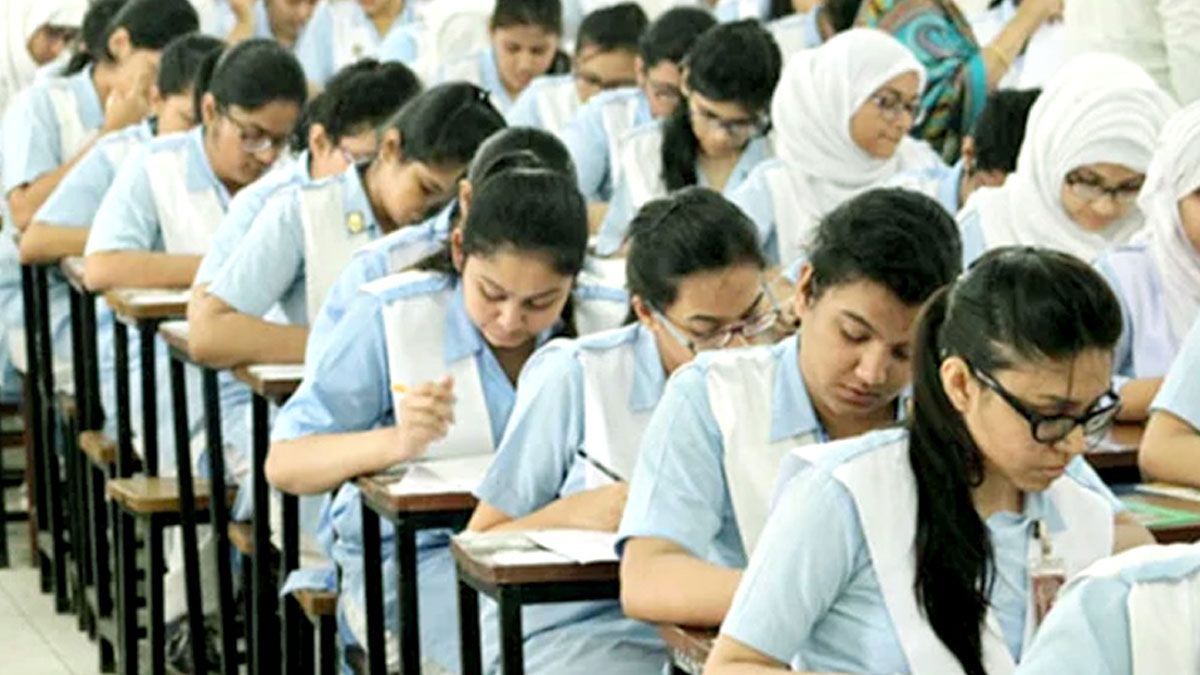 একই প্রশ্নপত্রে এইচএসসি ও সমমান পরীক্ষা শুরু
