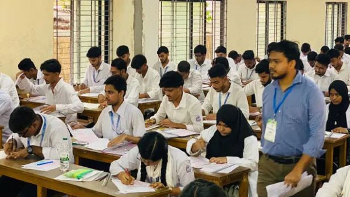 এইচএসসির দ্বিতীয় দিনে বহিষ্কার ১৭, অনুপস্থিত ২৭ হাজার