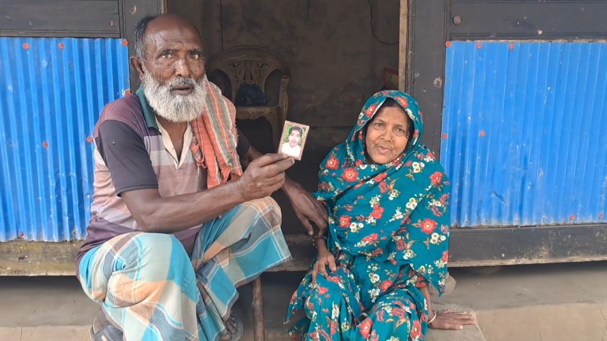বাগেরহাটে ১১ বছর ধরে দরজার   দিকে চেয়ে আছেন মা