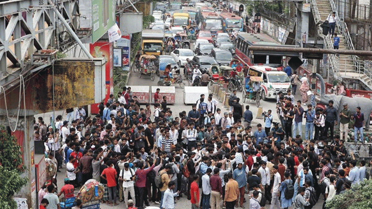 ক্ষোভ ঝারলেন এইচএসসি পরীক্ষার্থীরা