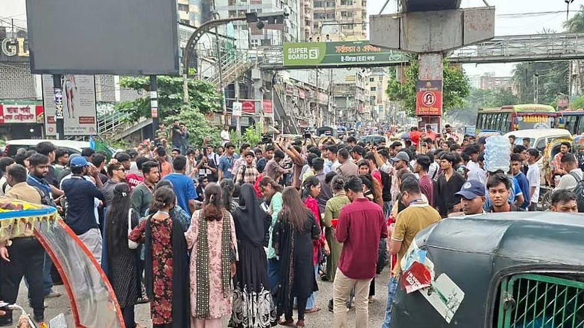 শিক্ষামন্ত্রীর পদত্যাগ দাবি: রাজধানীর সায়েন্স ল্যাব-উত্তরায় অবরোধ