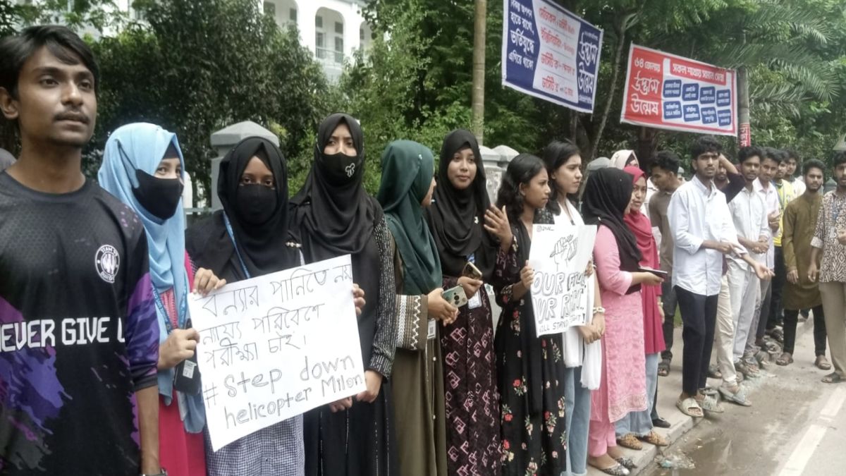 শিক্ষামন্ত্রীর পদত্যাগ দাবিতে  যশোরে শিক্ষার্থীদের বিক্ষোভ