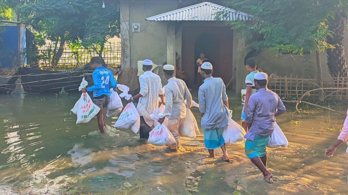 বন্যার্তদের পাশে দাঁড়ানো ইবাদত
