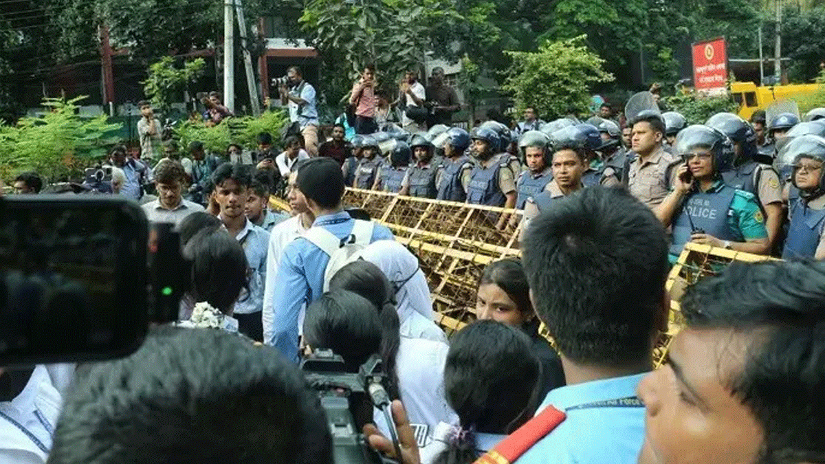 ছয় দফা দাবি নিয়ে সচিবালয়ে ৬ শিক্ষার্থী