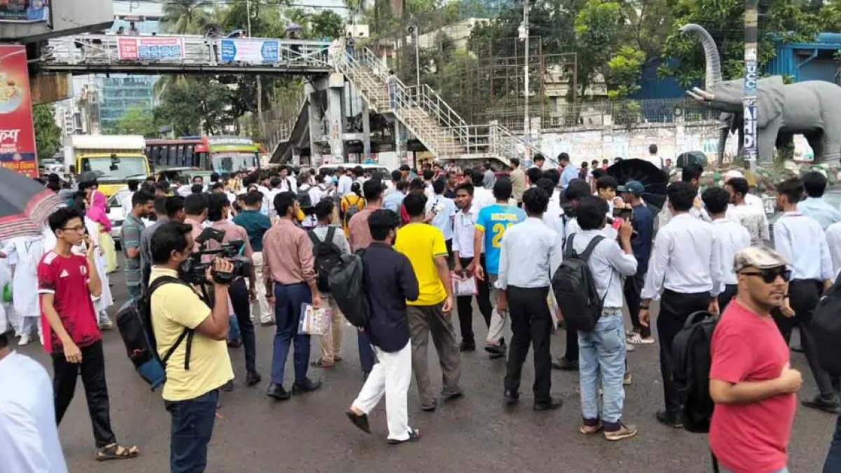 সচিবালয়ের পথে এইচএসসি পরীক্ষার্থীদের লংমার্চ