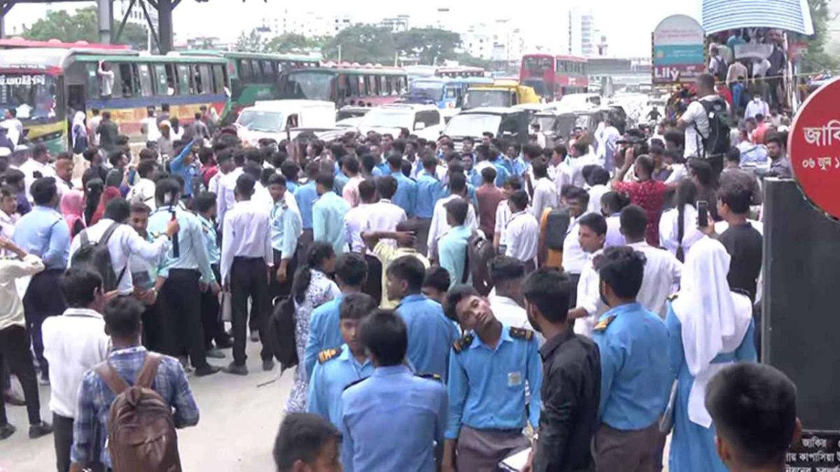 শিক্ষামন্ত্রীর পদত্যাগ দাবিতে আজও সড়কে শিক্ষার্থীরা