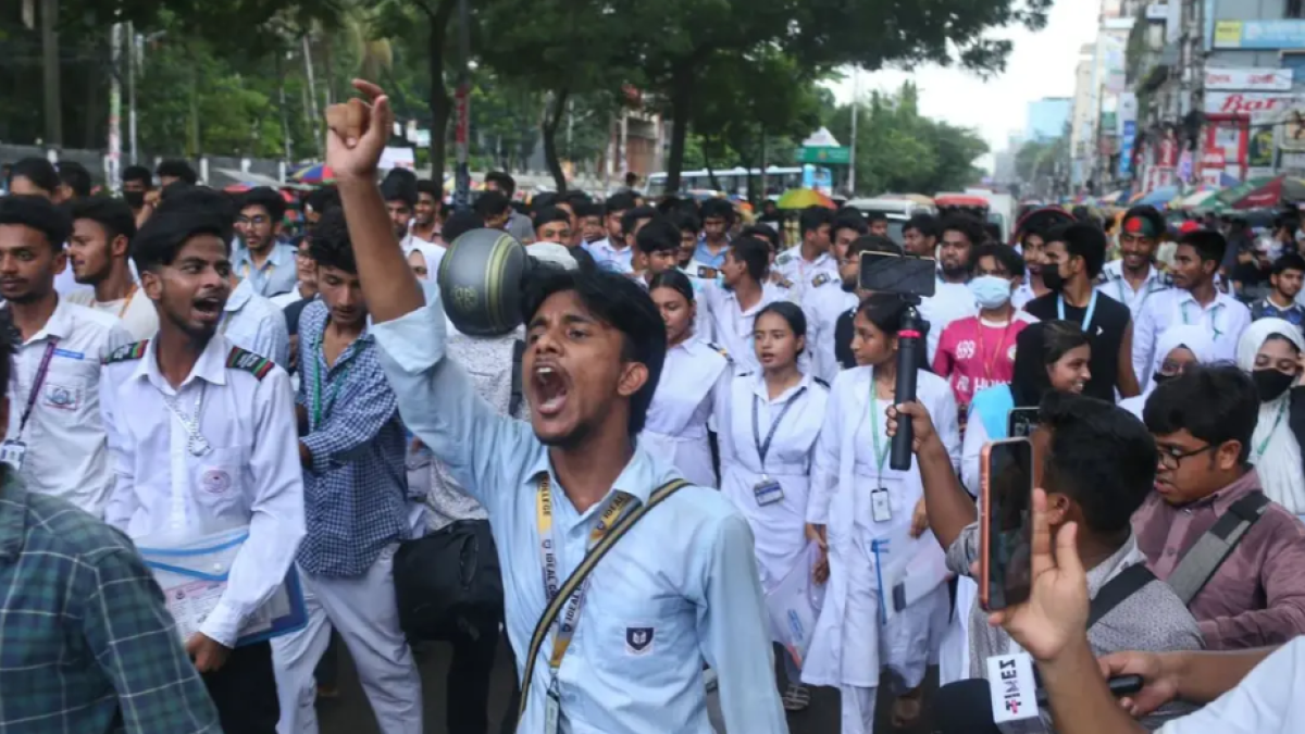 শিক্ষামন্ত্রীর পদত্যাগে আল্টিমেটাম, শিক্ষার্থীদের শাহবাগ ত্যাগ