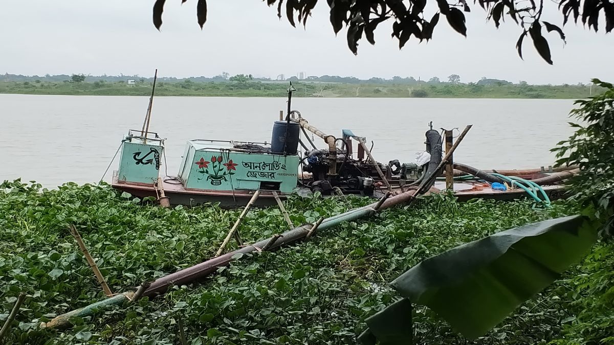 কালীগঞ্জে ড্রেজারে বালু উত্তোলন  কৃষিজমি ভরাটে জরিমানা
