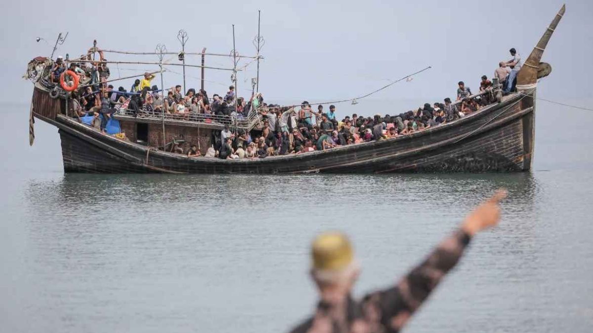 টেকনাফে রোহিঙ্গাবাহী নৌকাডুবি, নিখোঁজ ১৩
