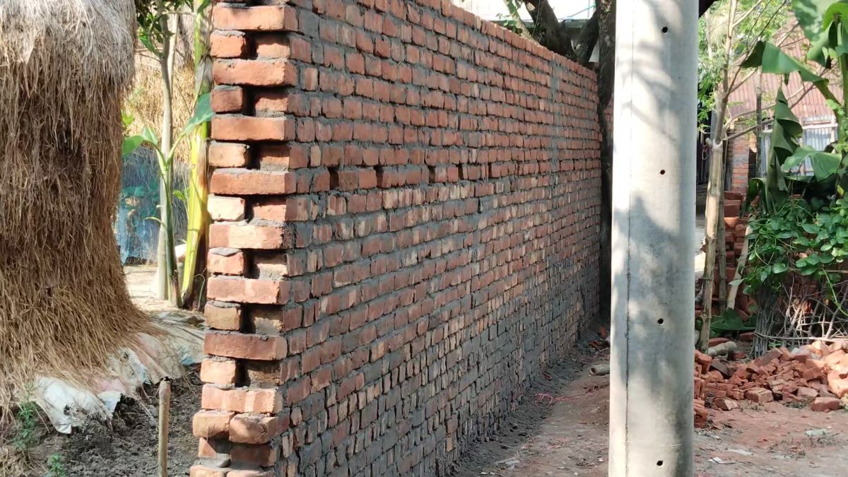 নওগাঁয় যাতায়াতের ৪০ বছরের   পথ অবরুদ্ধ