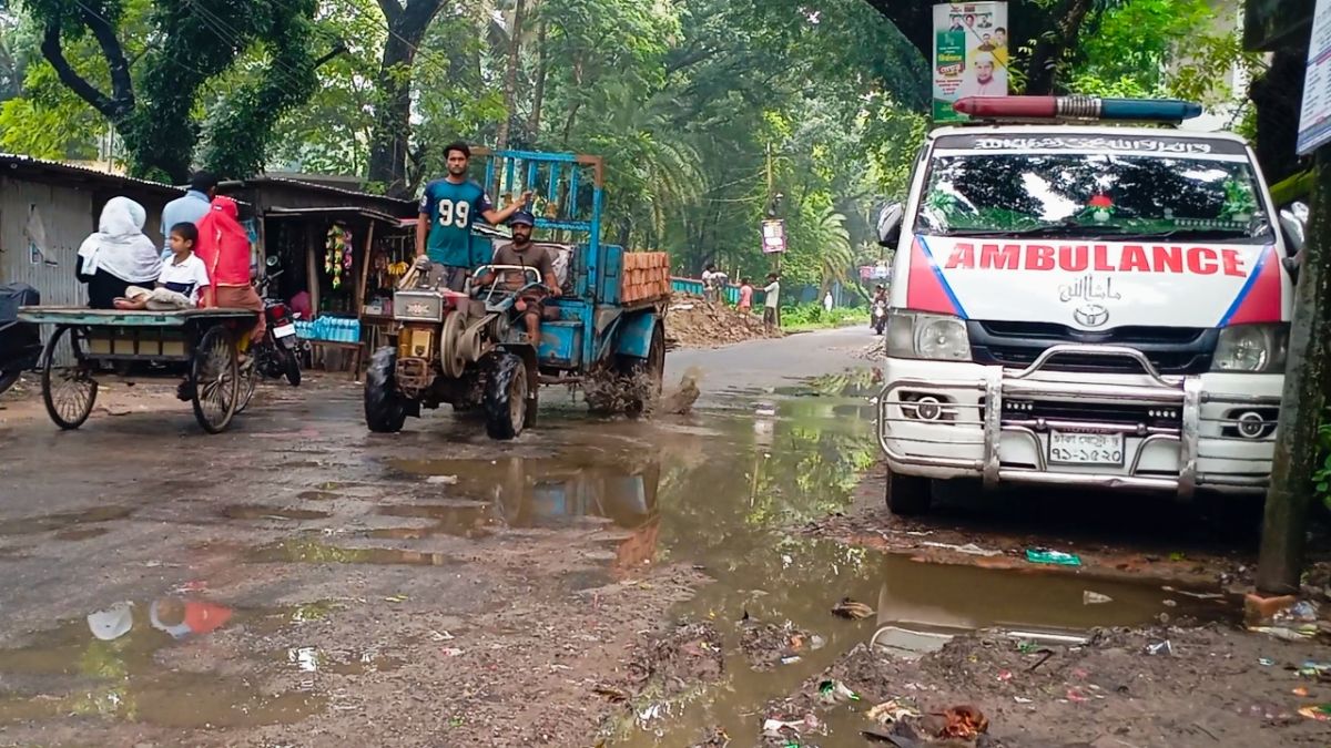 গুরুদাসপুরপৌরসভার সড়কগুলো   এখন মরণ ফাঁদ