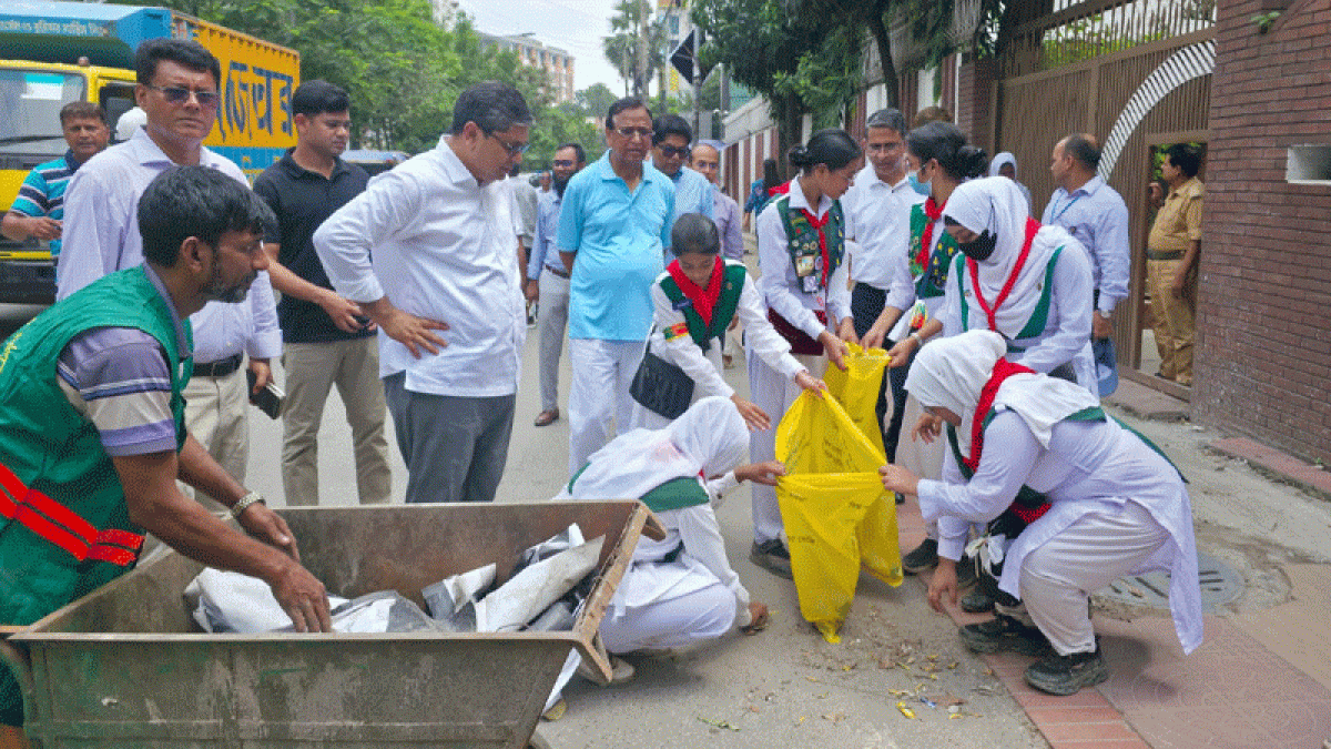 ধানমন্ডি এলাকা পরিদর্শন প্রতিমন্ত্রী ও ডিএসসিসি প্রশাসকের