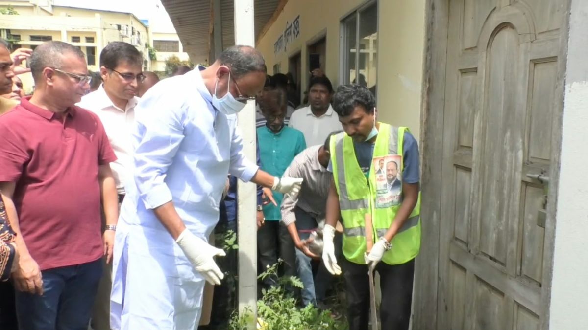 টাঙ্গাইলে হাসপাতালের আঙিনা    পরিষ্কার করলেন প্রতিমন্ত্রী টুকু
