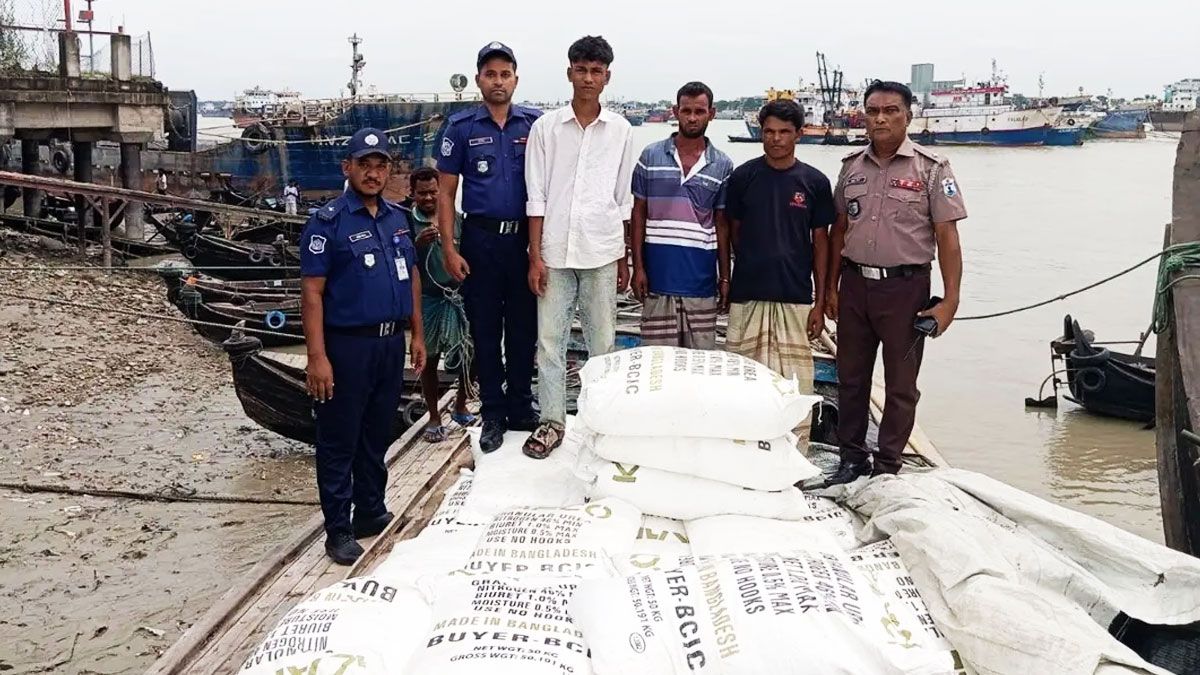 মিয়ানমারে পাচারের সময় ৪০০ বস্তা ইউরিয়া সারসহ আটক ৩