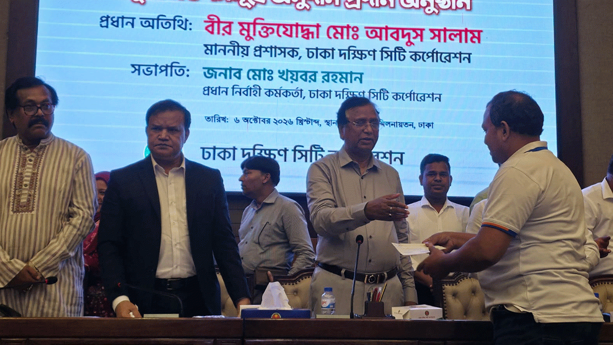 দুর্গাপূজা উপলক্ষে ডিএসসিসির ১৬৮ পূজা মণ্ডপে অনুদান প্রদান