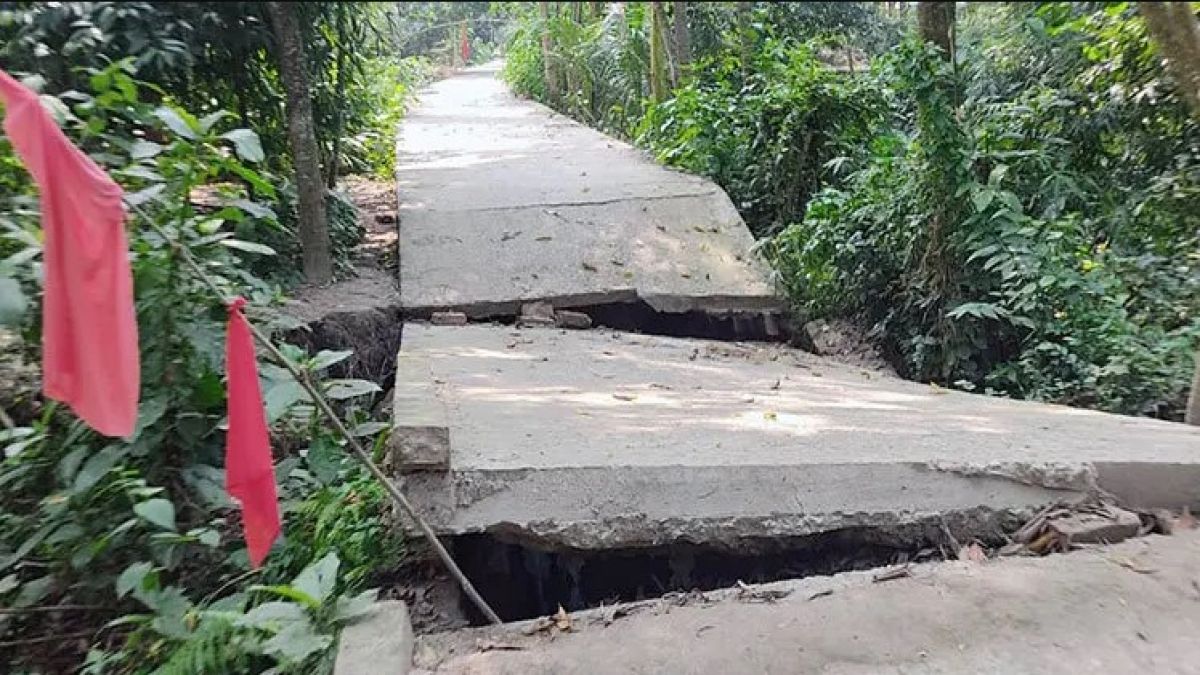 বগুড়ার ধুনটে ভেঙে গেছে   কোটি টাকার সড়ক